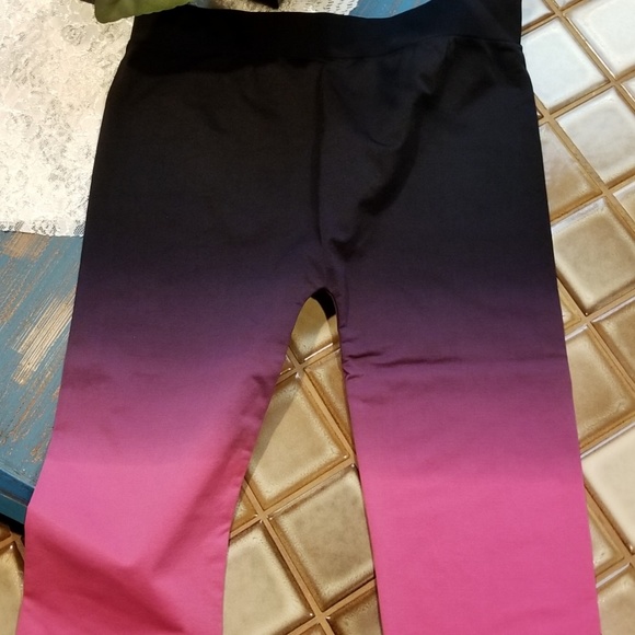 LAST ONE!🆕️ Zaney Threads Ombre Capri Yoga Tights - Picture 3 of 6